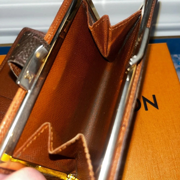 🍀 Louis Vuitton vintage monogram kiss lock wallet, GUC. - Picture 13 of 15